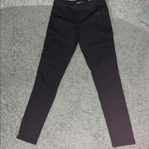 Black leggings with ribbed knees.